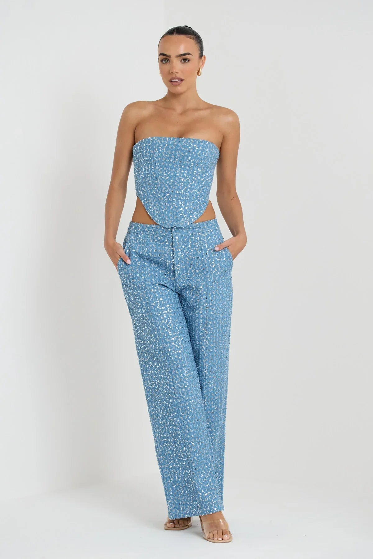 Top tube bleu à paillettes et pantalon large à paillettes