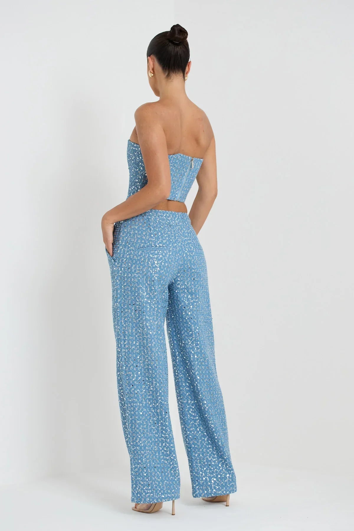 Top tube bleu à paillettes et pantalon large à paillettes
