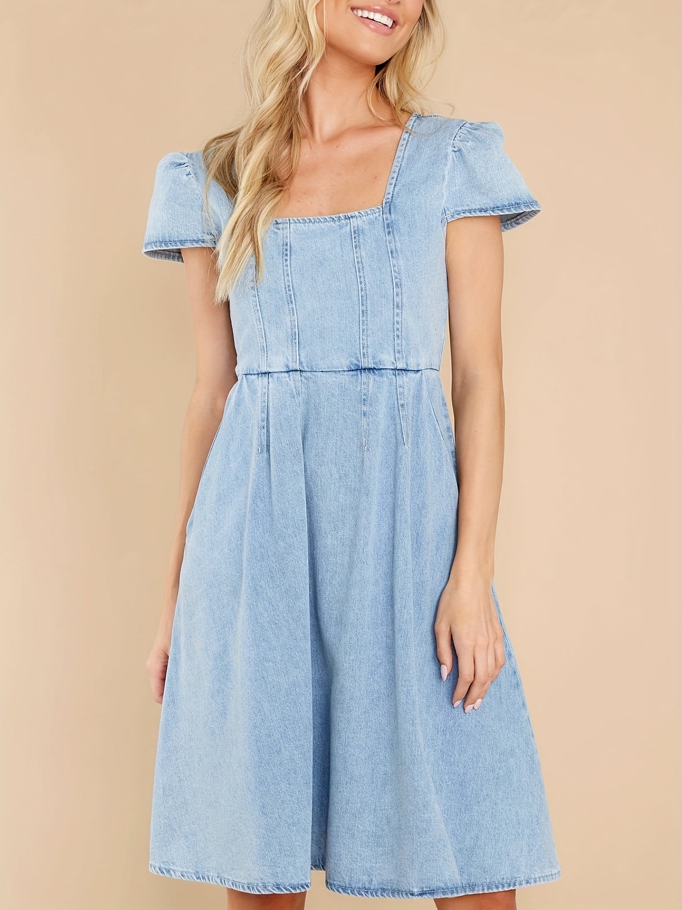 Robe en jean bleue à col carré