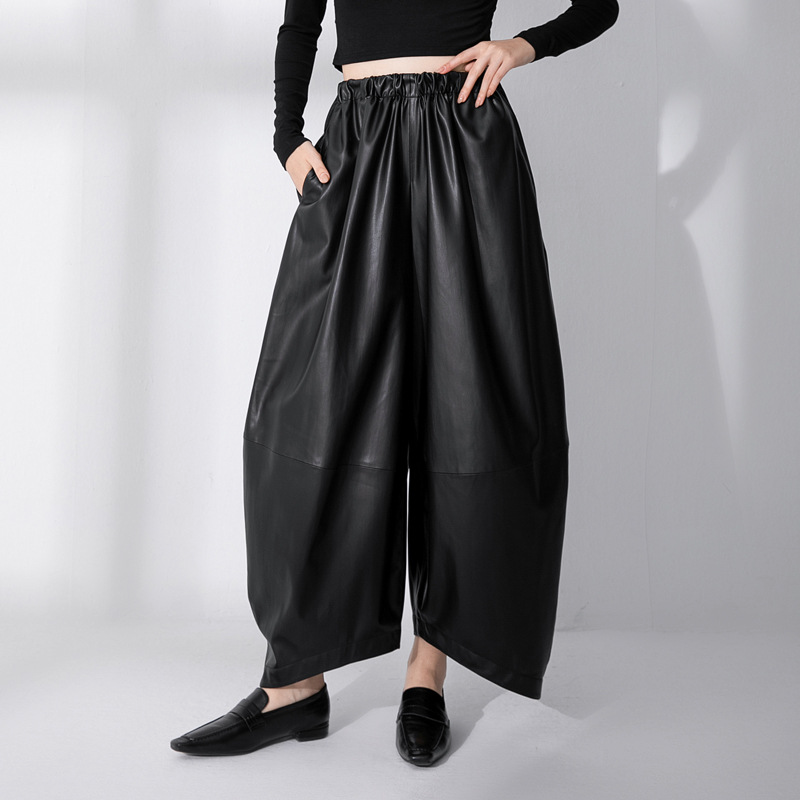 Pantalon en cuir noir à taille haute et jambes larges