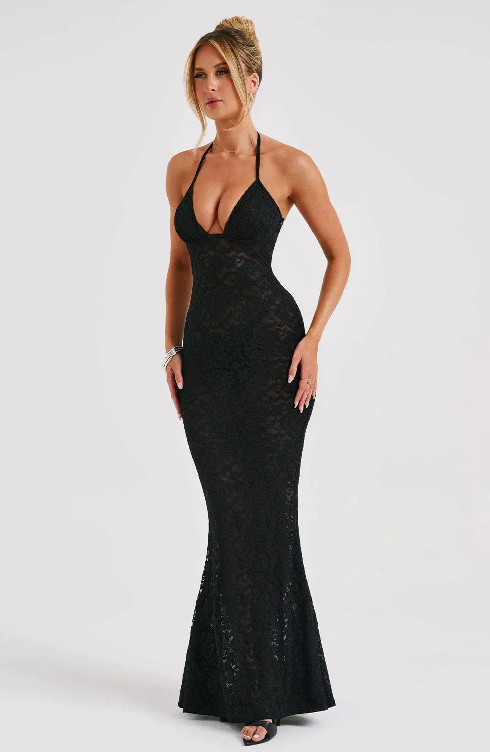Robe longue noire avec couture en dentelle