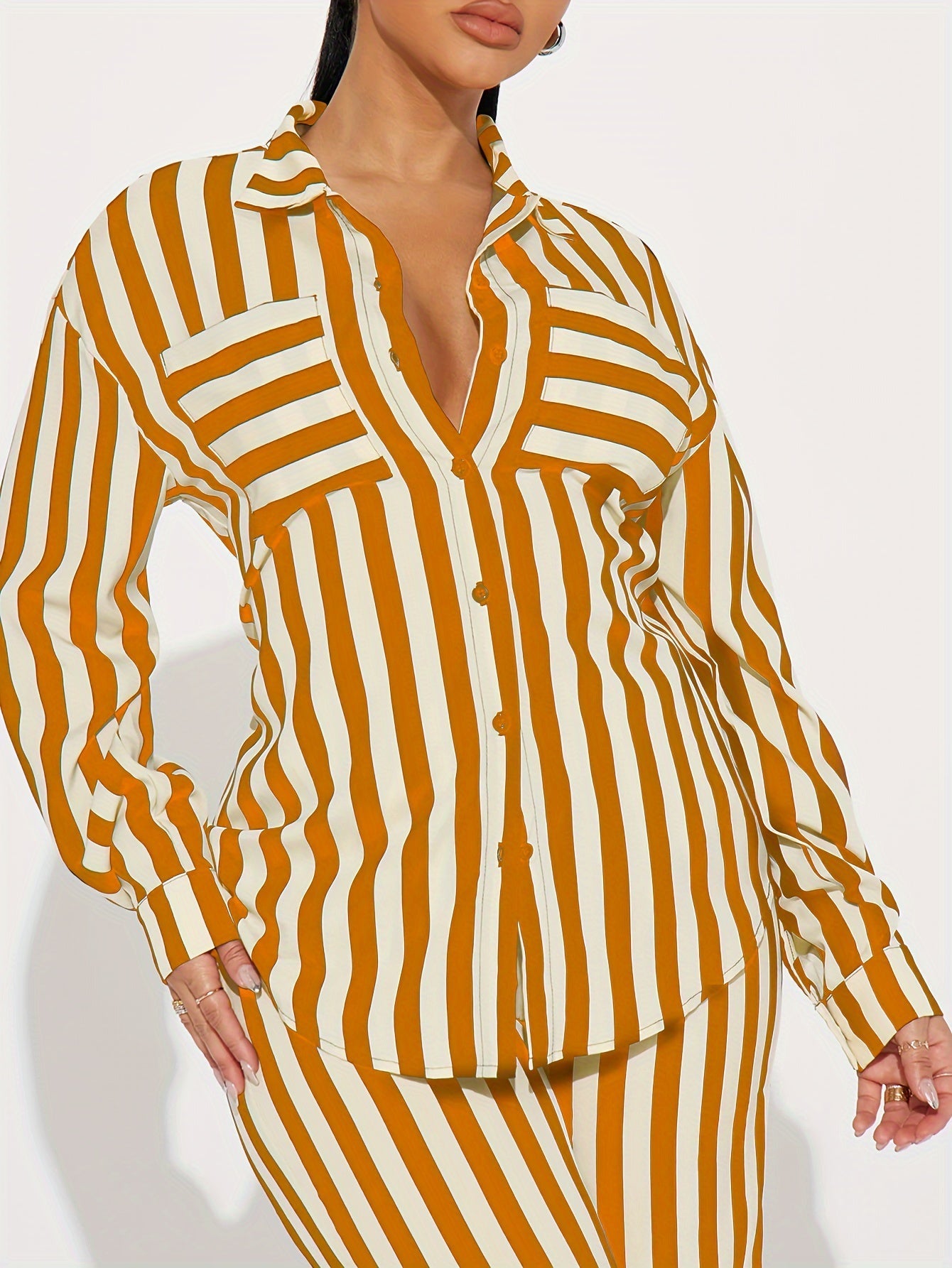 Ensemble composé d'une chemise rayée à manches longues et d'un pantalon large