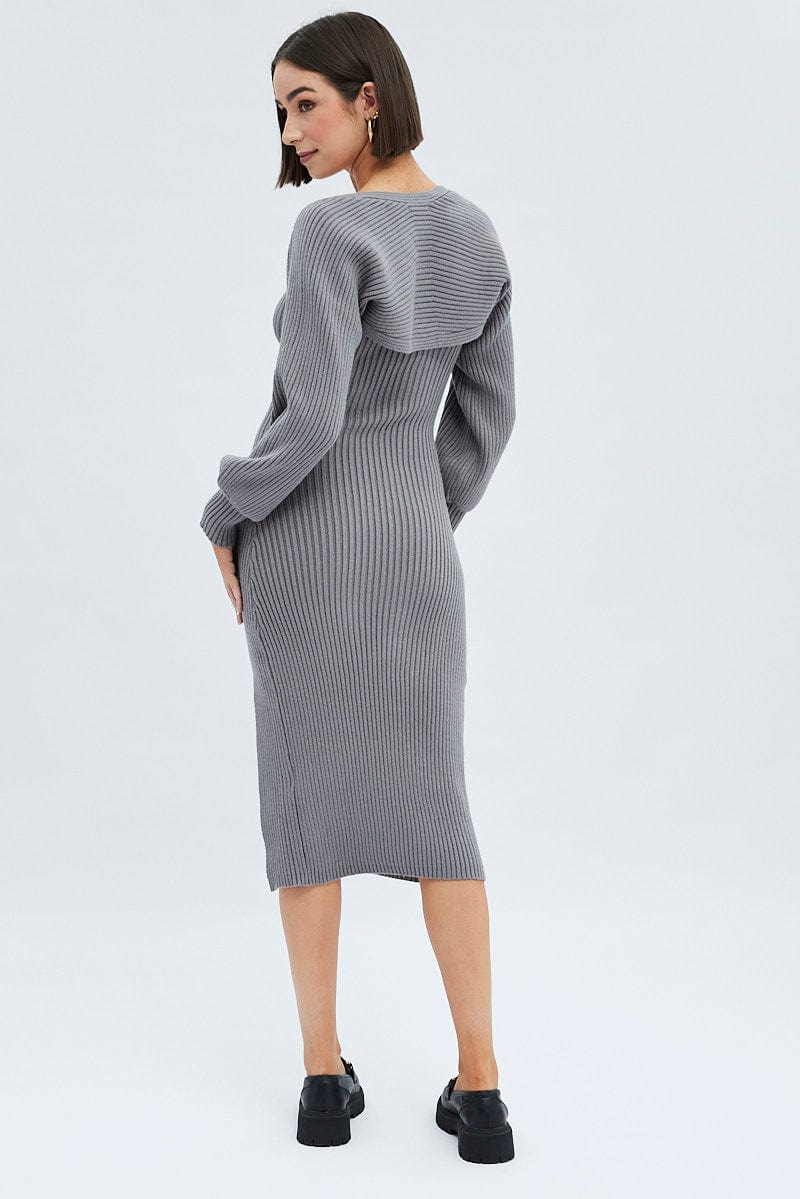 Ensemble pull-écharpe gris et robe
