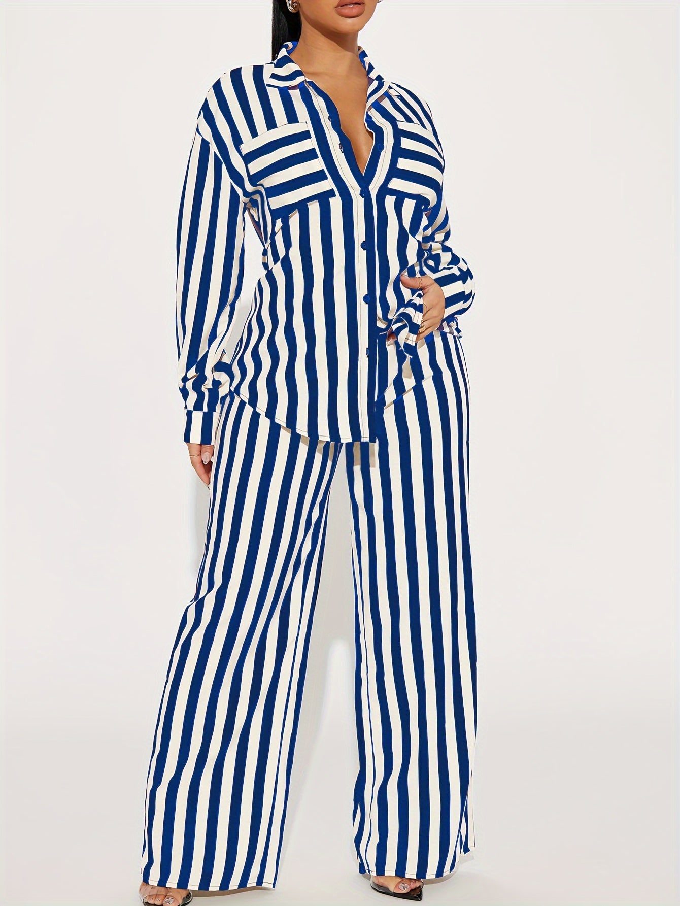 Ensemble composé d'une chemise rayée à manches longues et d'un pantalon large