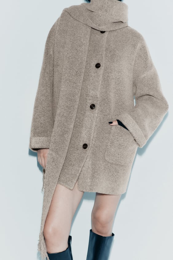 Manteau court en maille avec écharpe