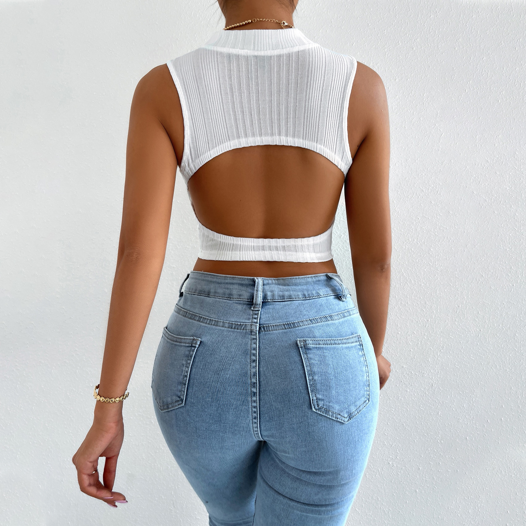 Pull blanc court sans manches et col rond pour femme
