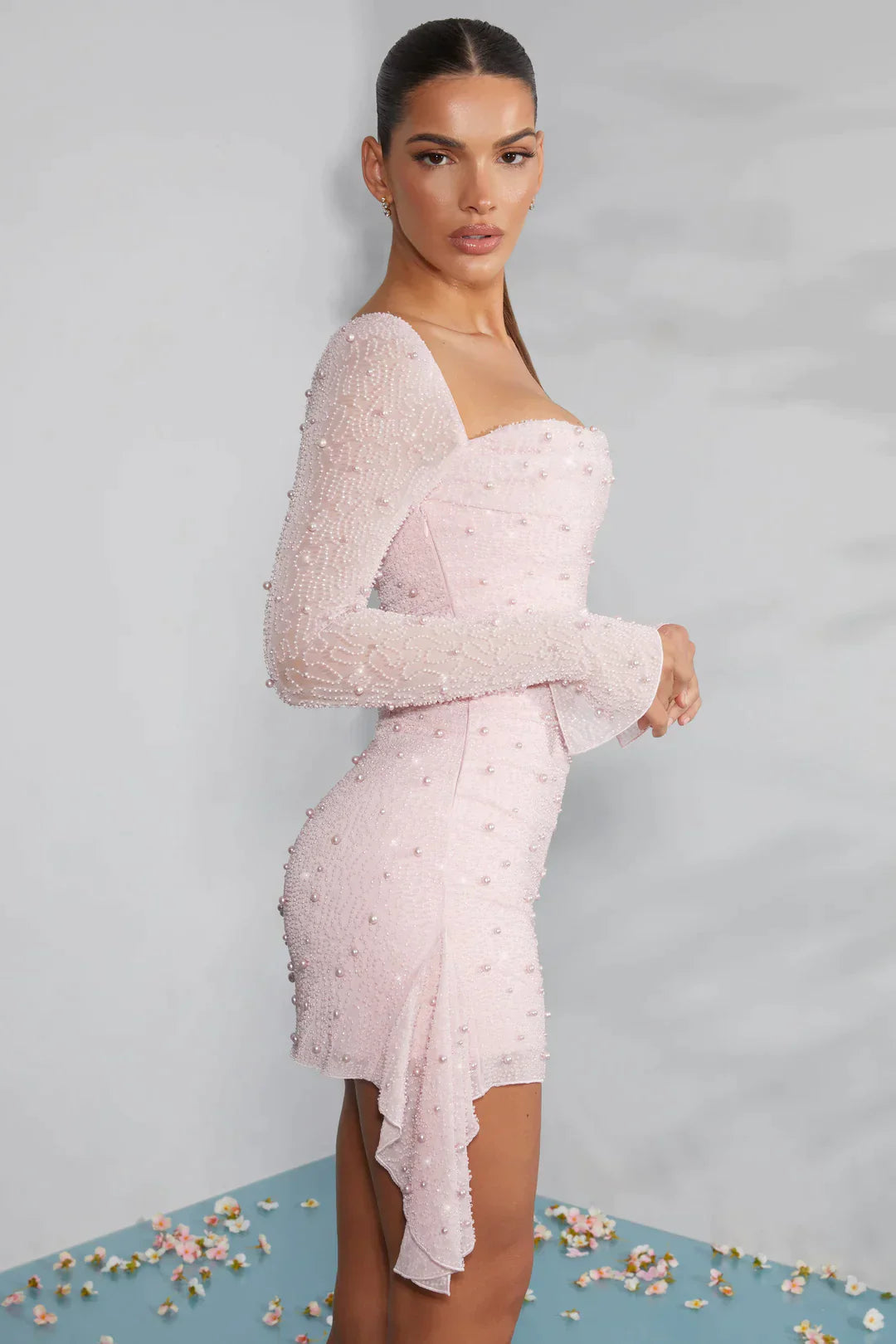 Mini-robe à manches longues ornée d'un décolleté drapé en rose clair