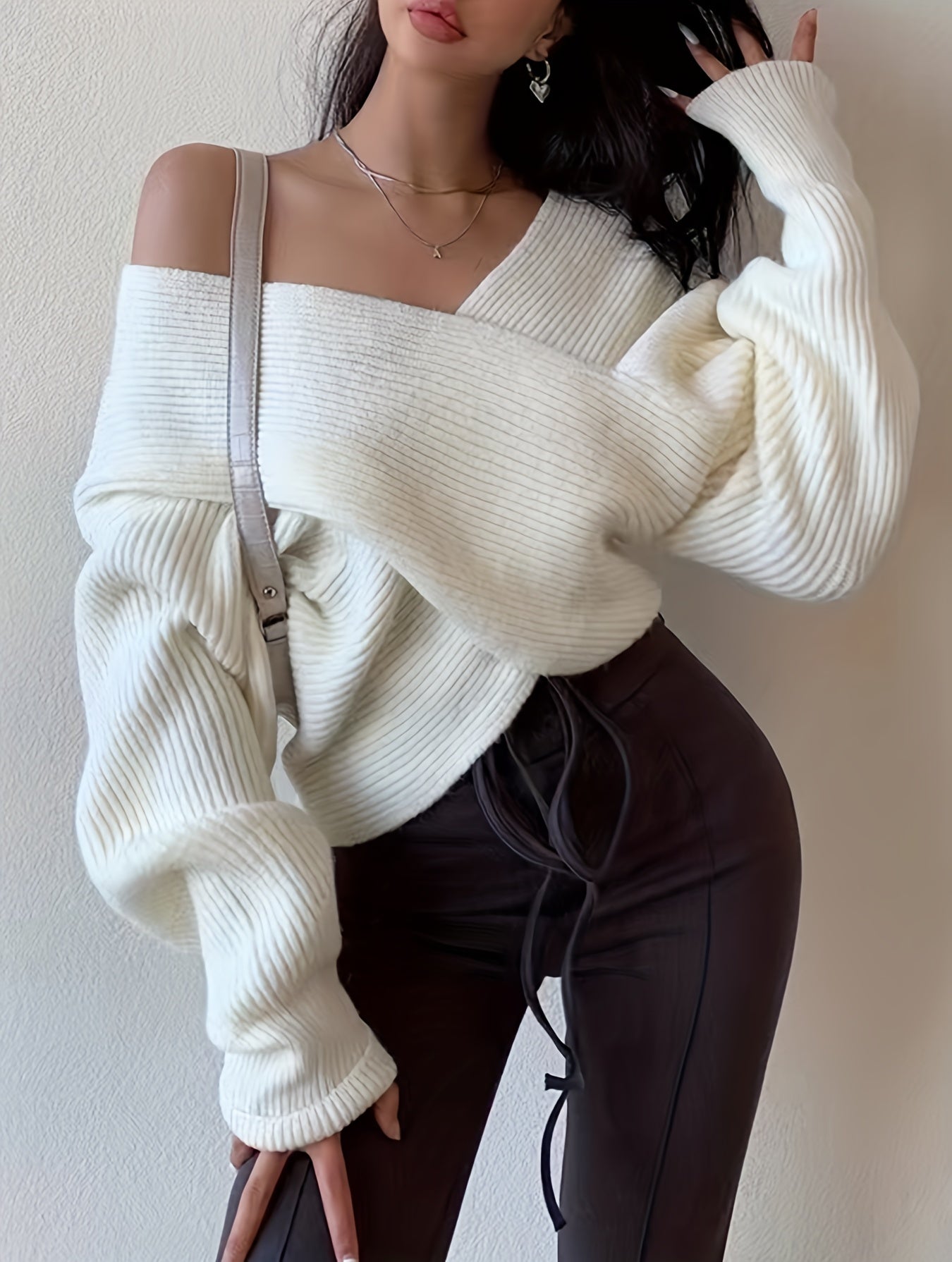 Pull en maille de couleur unie avec devant croisé