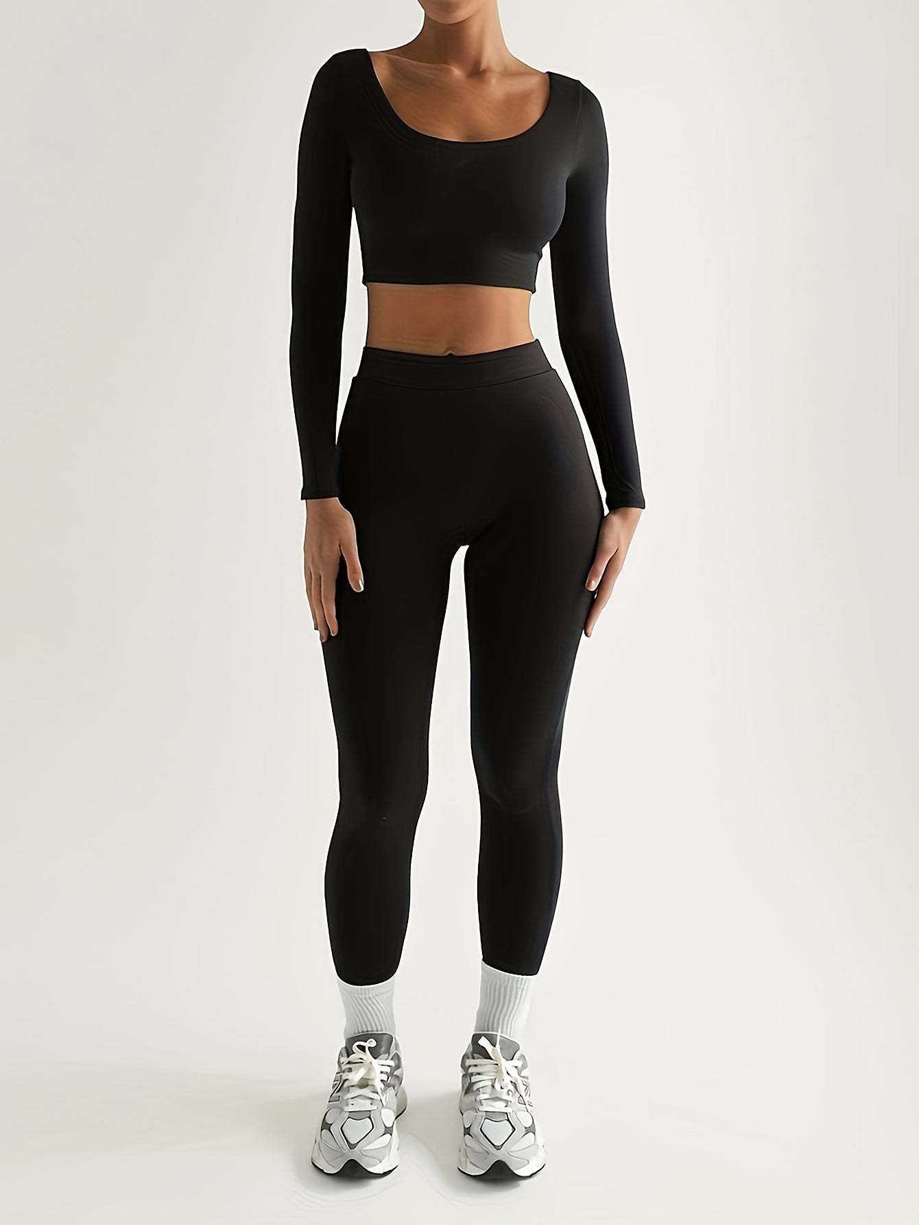 Ensemble de sport composé d'un crop top à manches longues et d'un pantalon skinny taille haute