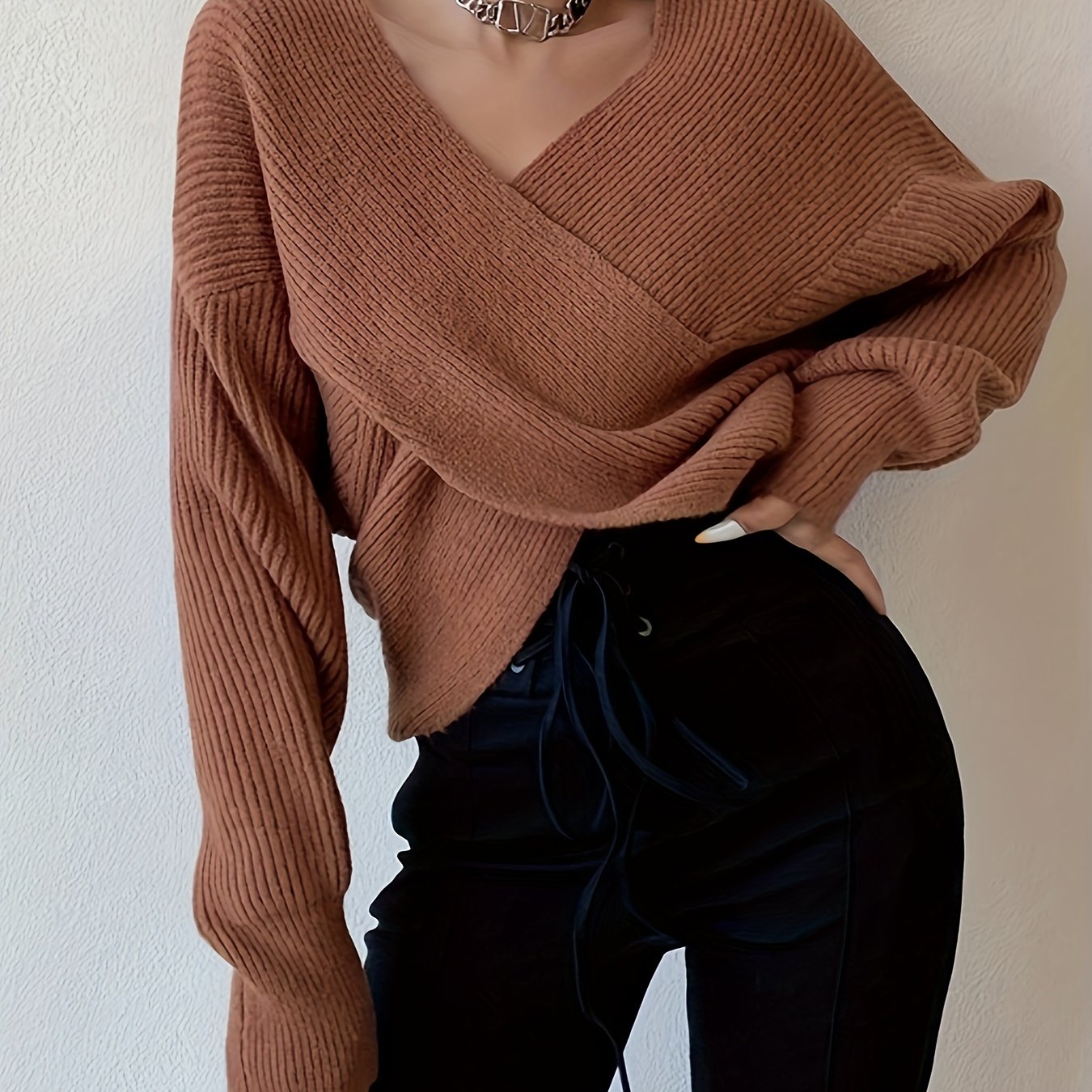 Pull en maille de couleur unie avec devant croisé