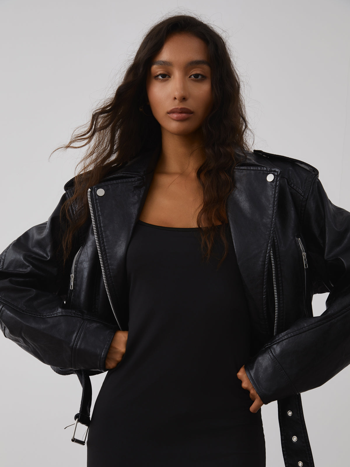 Blouson court en cuir noir