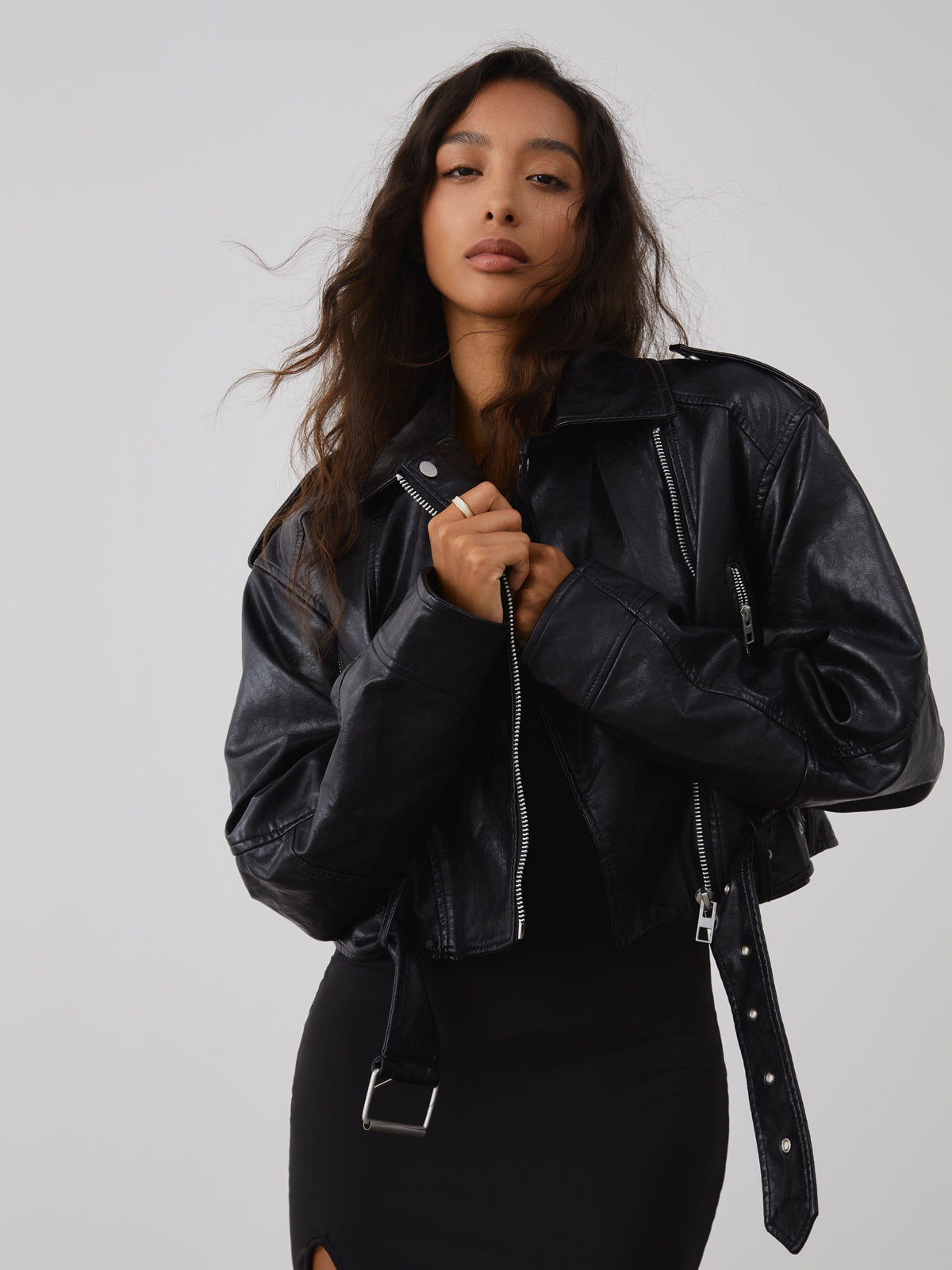 Blouson court en cuir noir