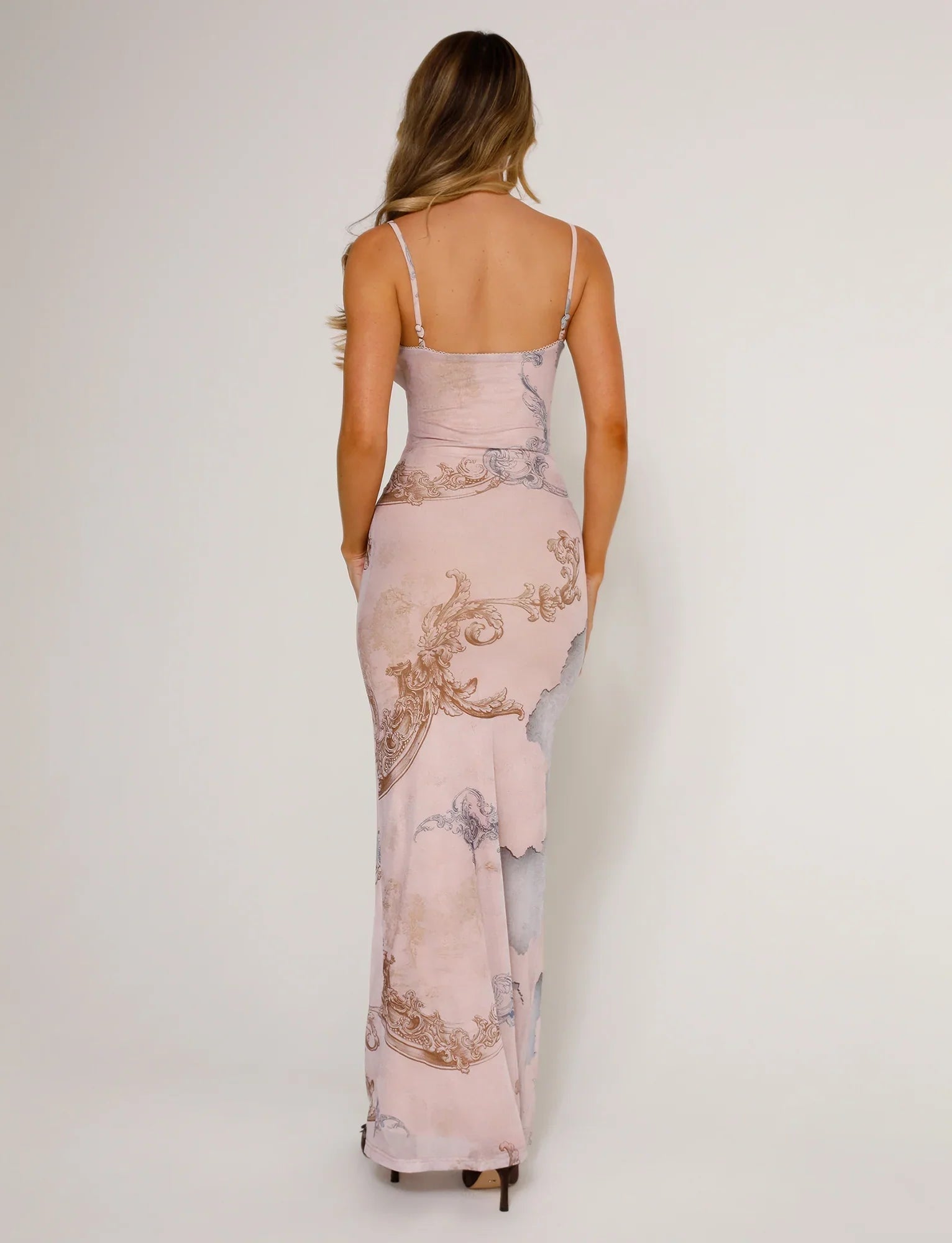 Robe en dentelle rose fleurie