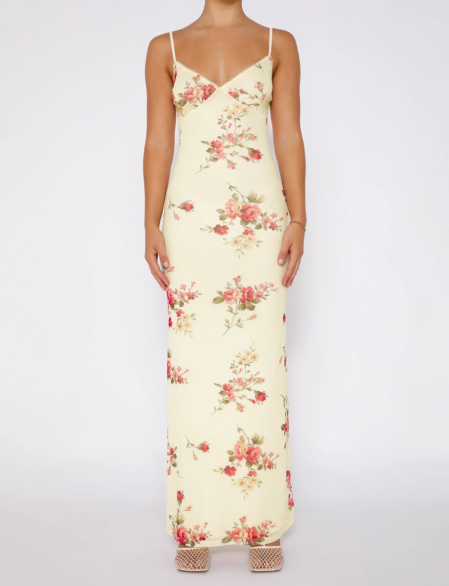 Robe en dentelle beige fleurie