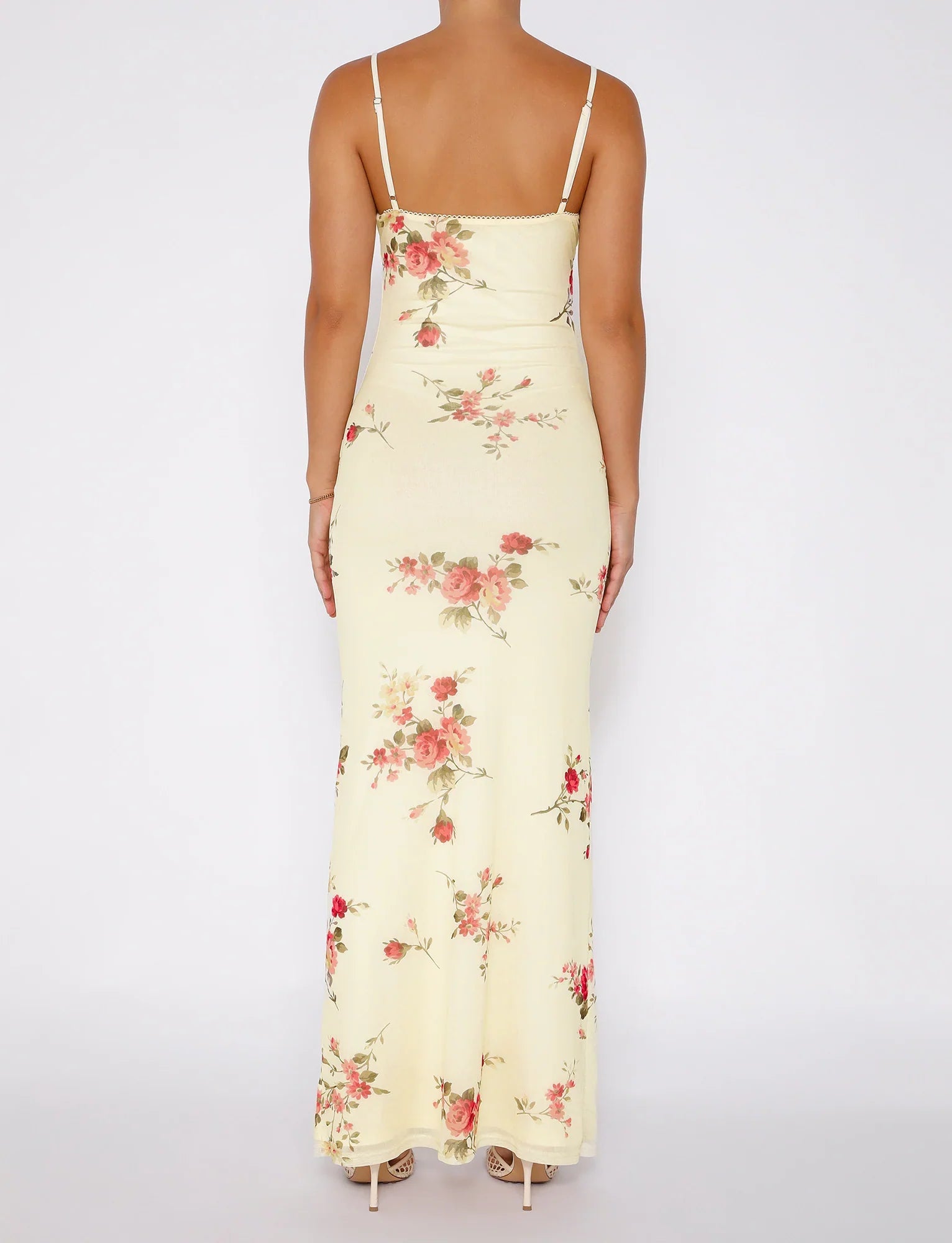 Robe en dentelle beige fleurie
