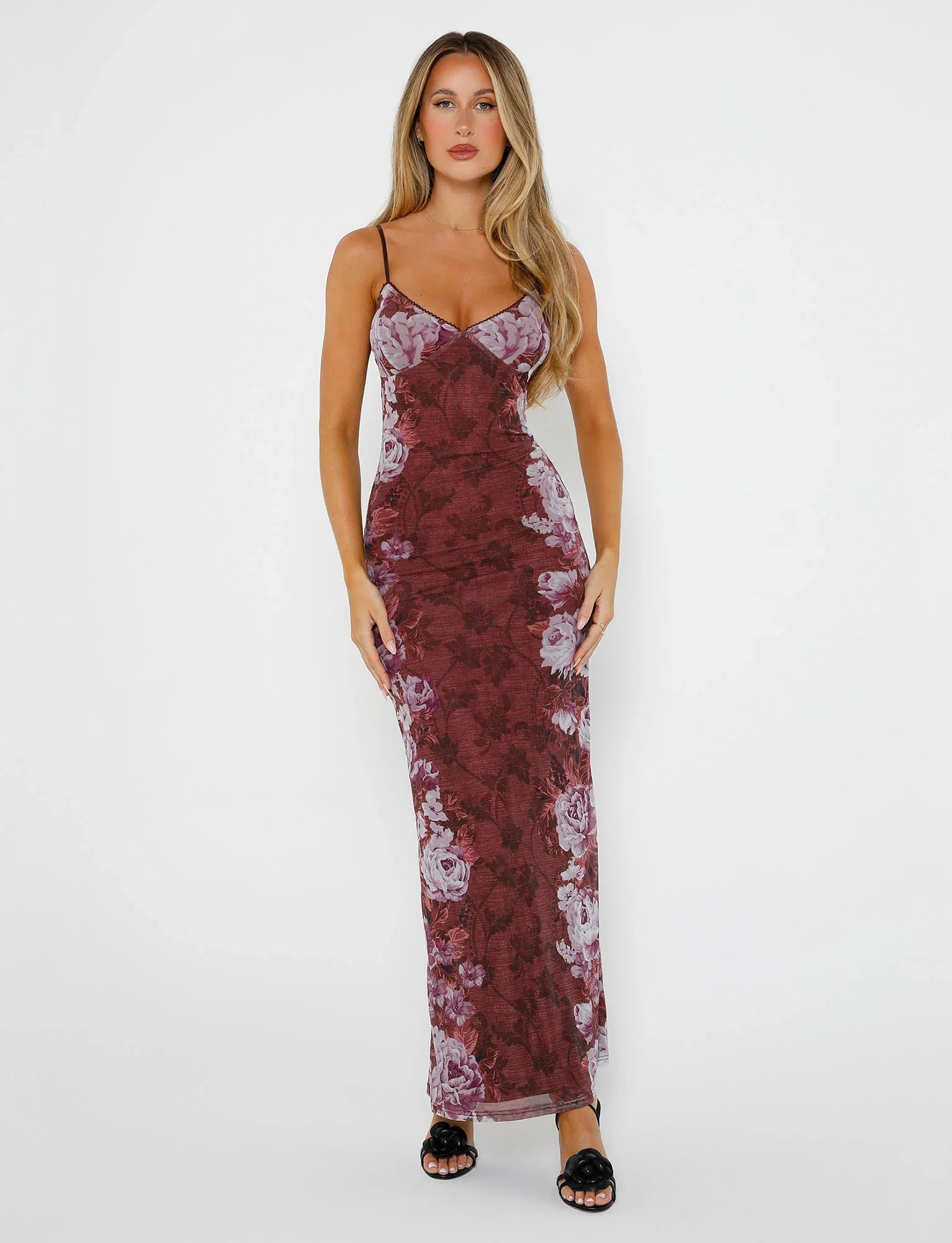 Robe en dentelle rouge foncé fleurie