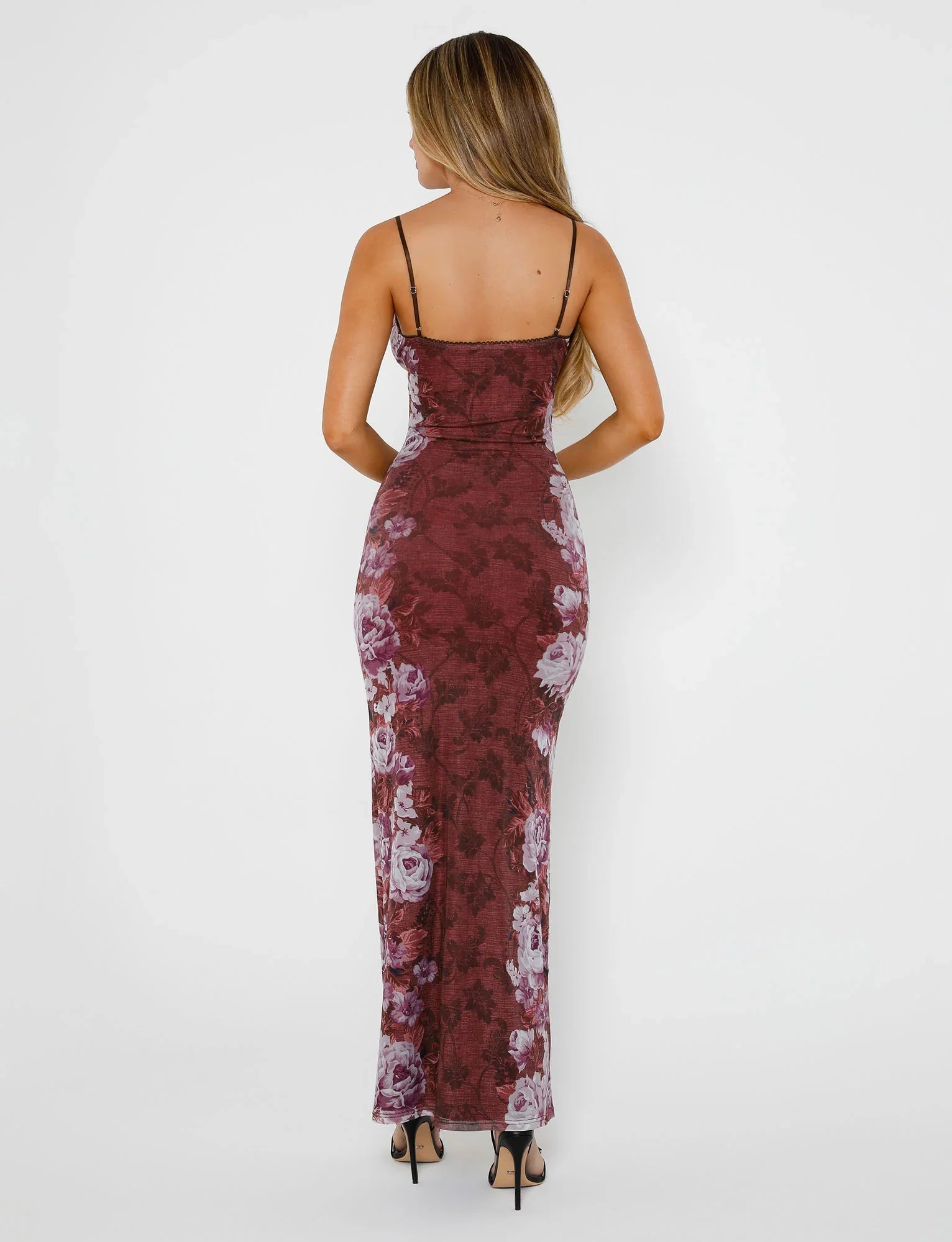 Robe en dentelle rouge foncé fleurie