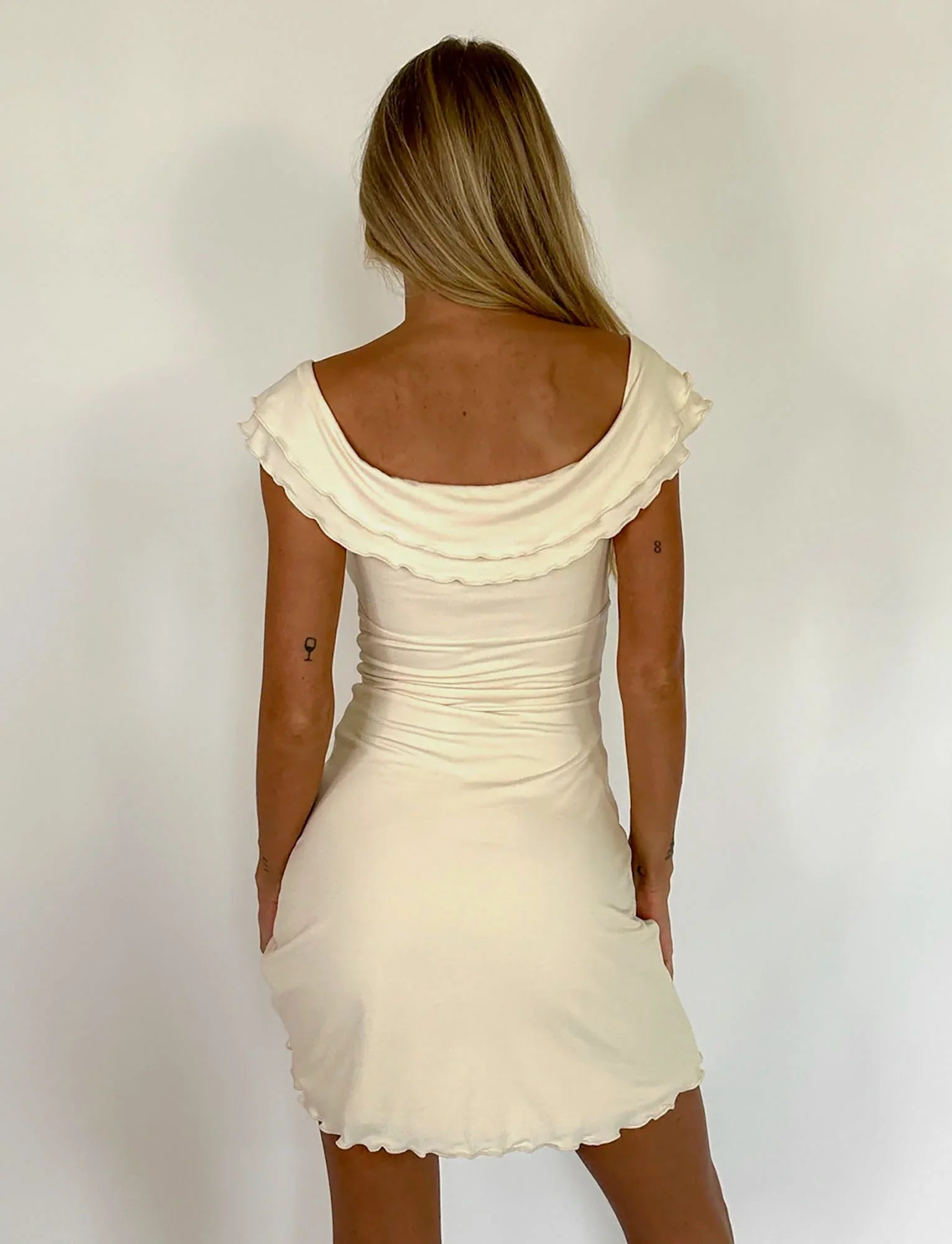 Mini-robe beige torsadée