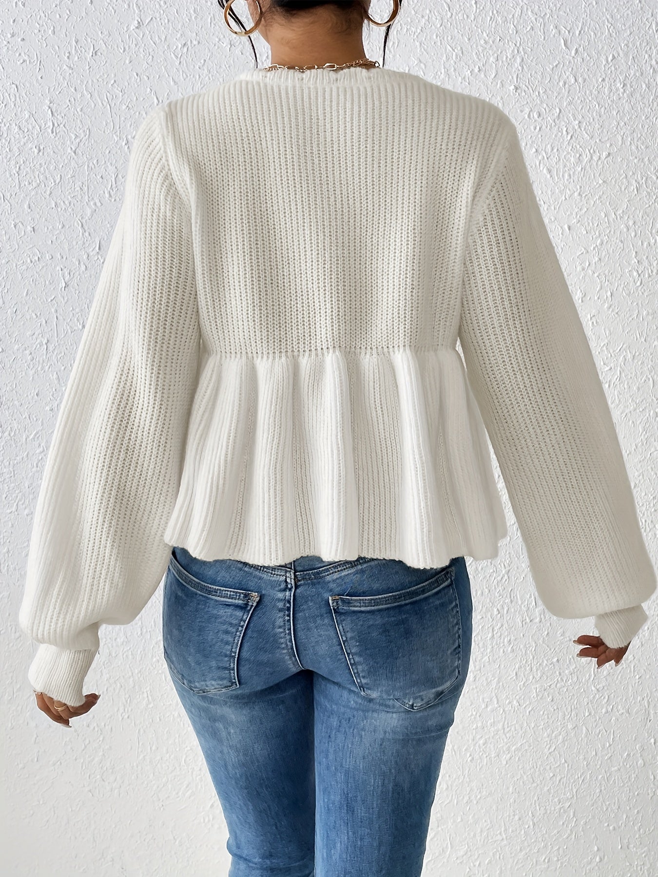 Pull blanc avec volants à cordon de serrage à l'ourlet