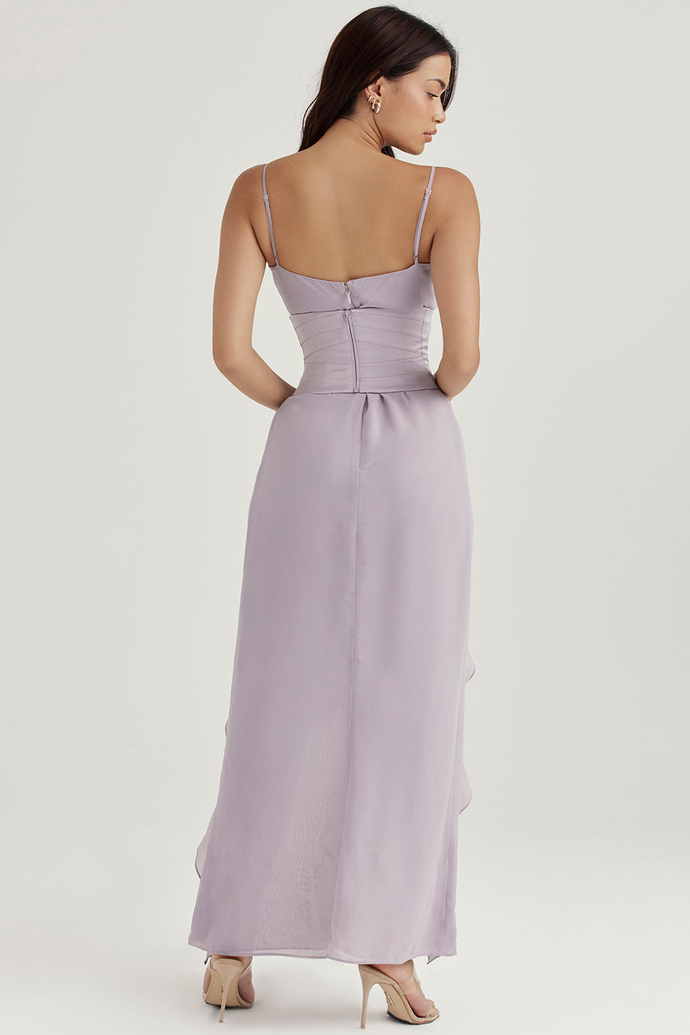 Corset sous la poitrine en satin gris avec robe longue fluide