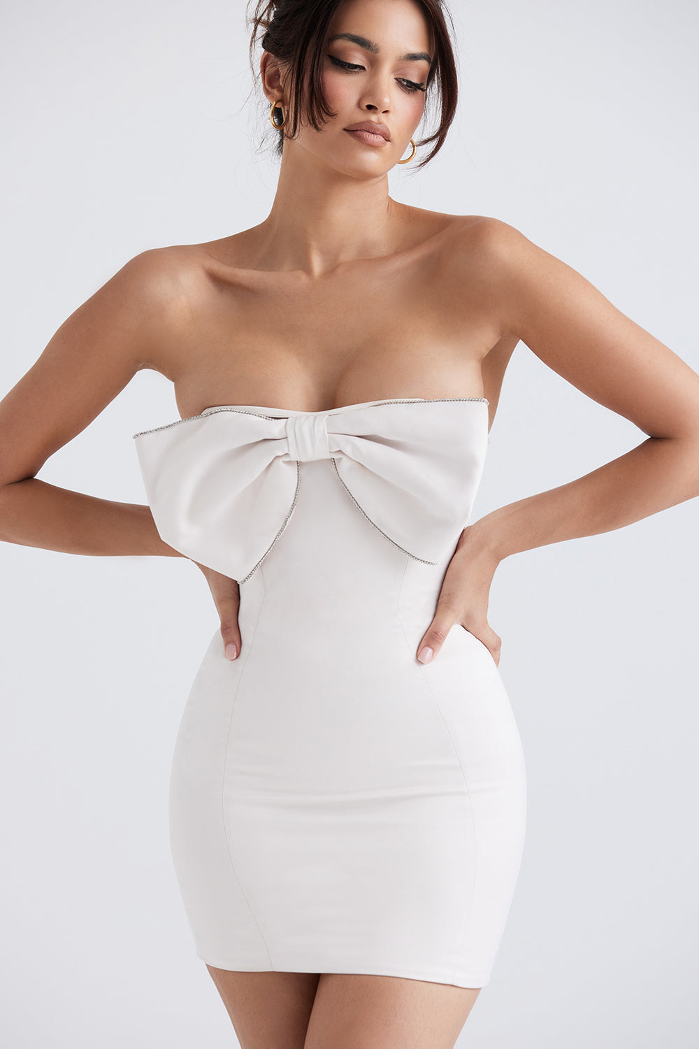 Robe en satin ivoire ornée de cristaux et d'un nàud