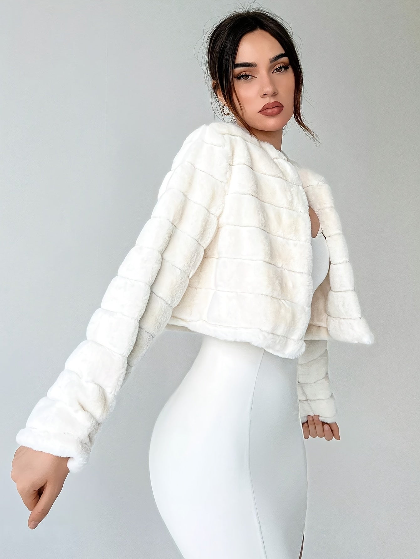 Manteau en peluche ouvert sur le devant