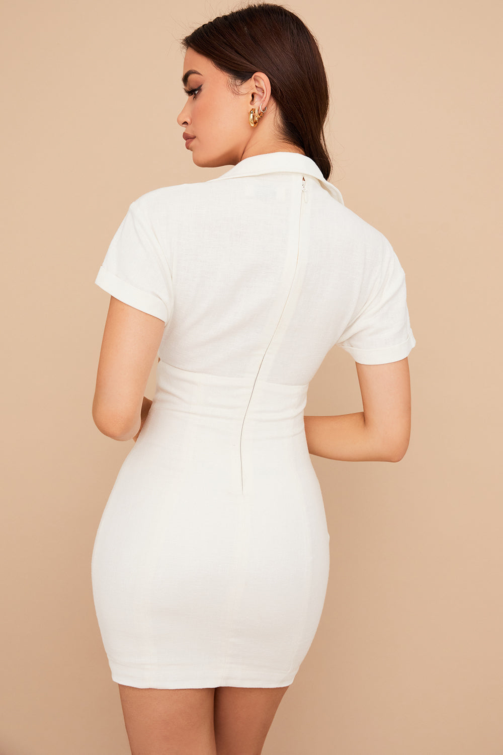 Robe chemise mini blanche avec devant torsadé et découpe