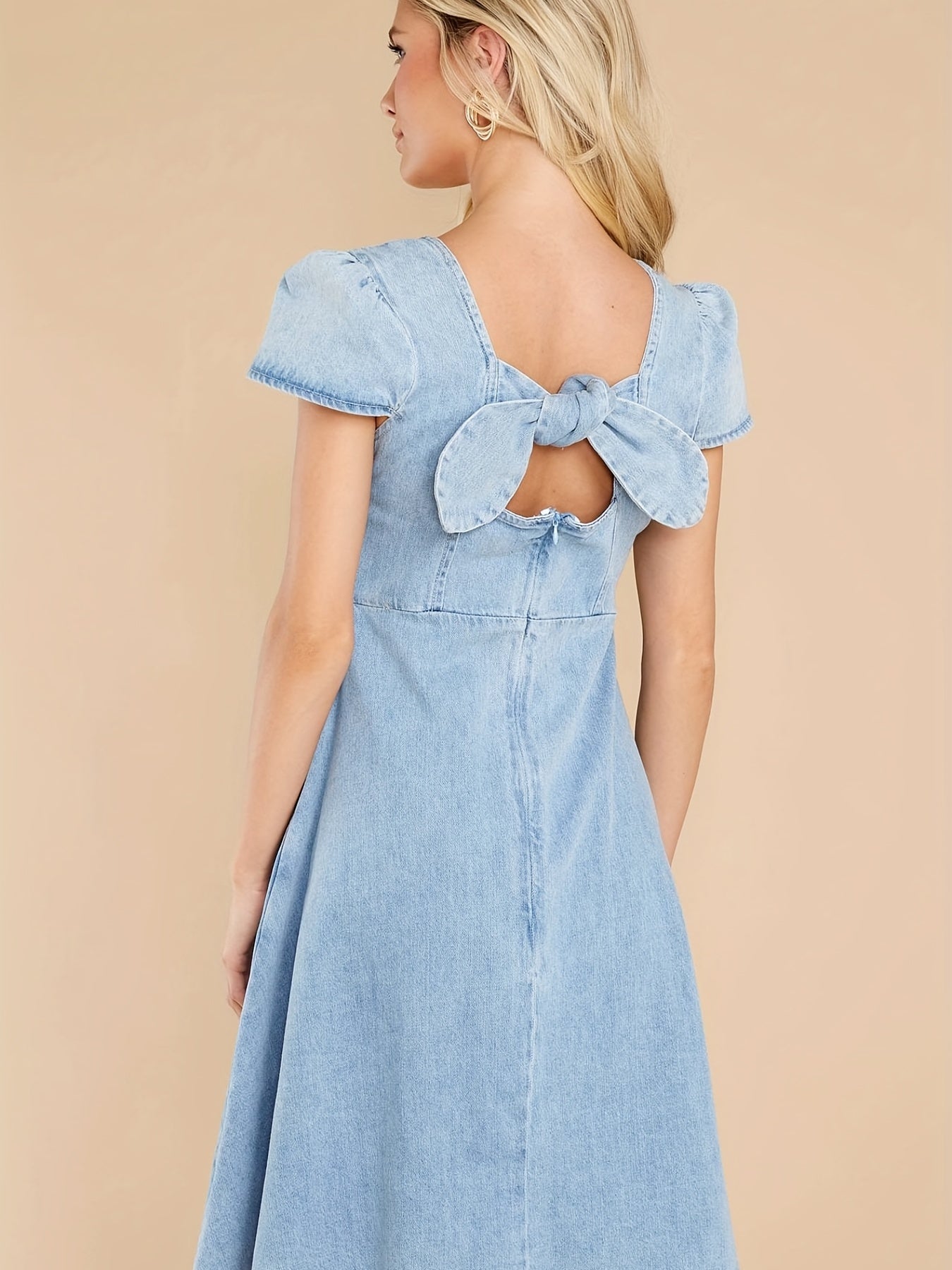 Robe en jean bleue à col carré