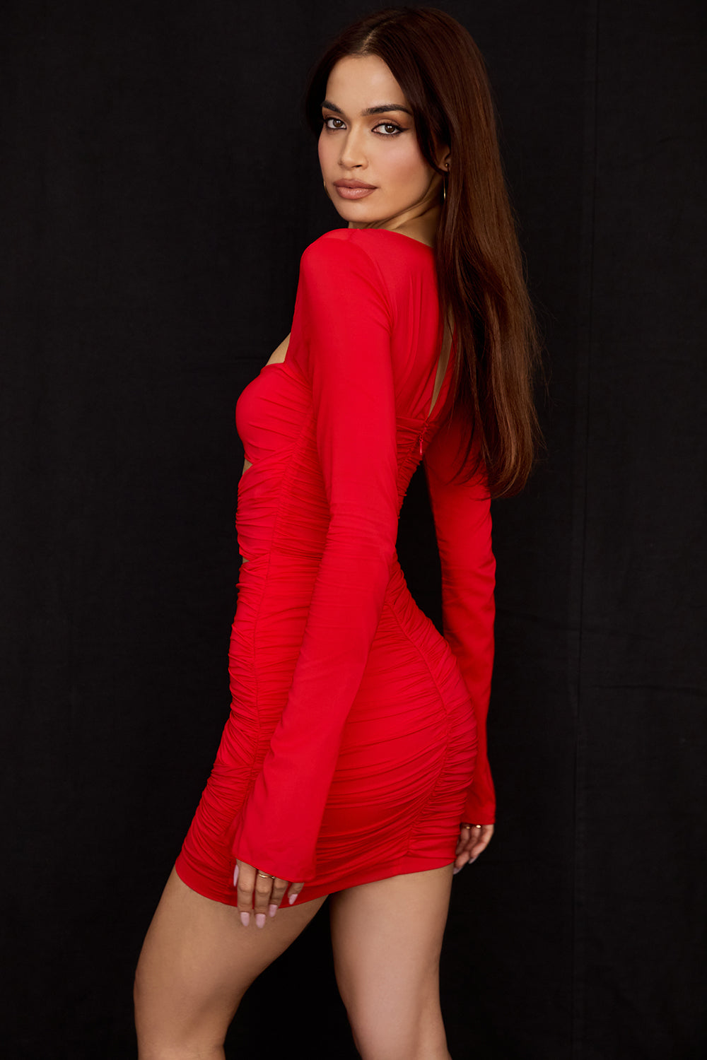 Mini-robe noire en soie véritable avec découpe