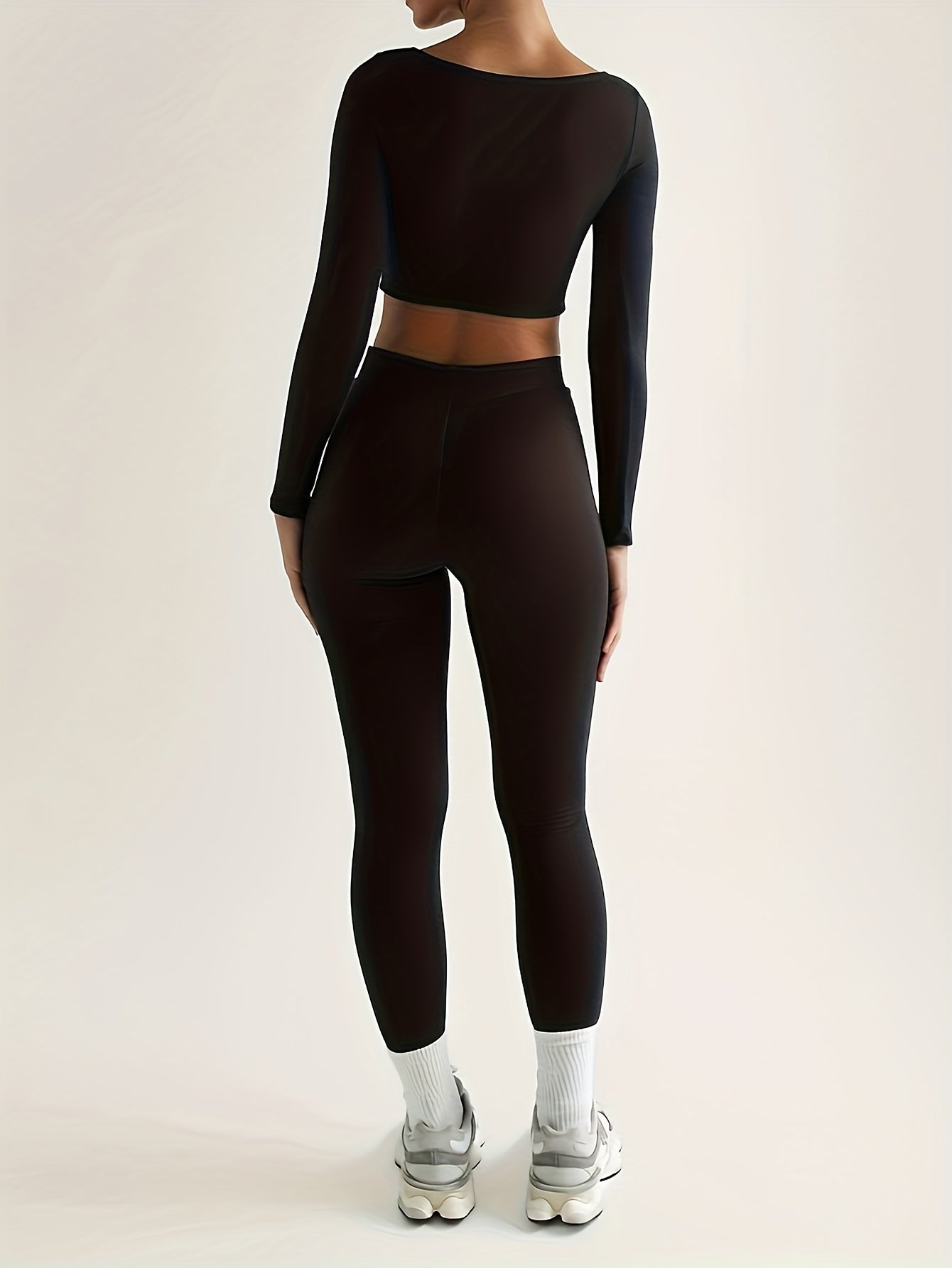 Ensemble de sport composé d'un crop top à manches longues et d'un pantalon skinny taille haute