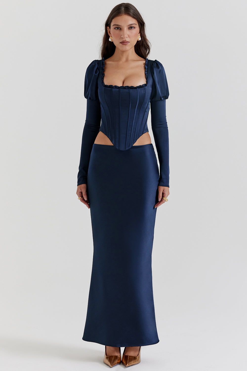 Corset bleu marine à manches bouffantes et jupe longue en satin avec coupe en biais