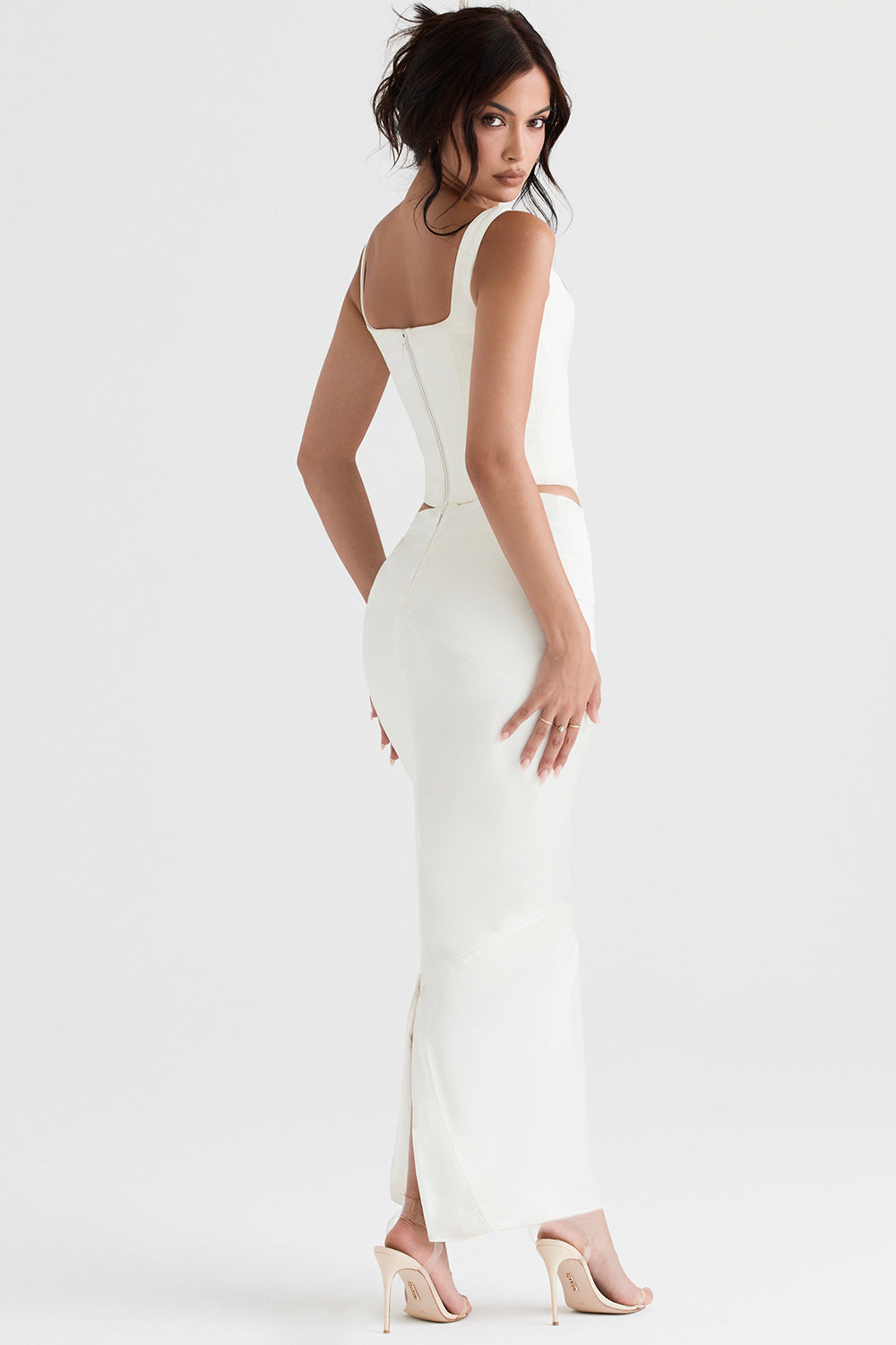 Long corset en satin ivoire avec jupe midi coupée en diagonale