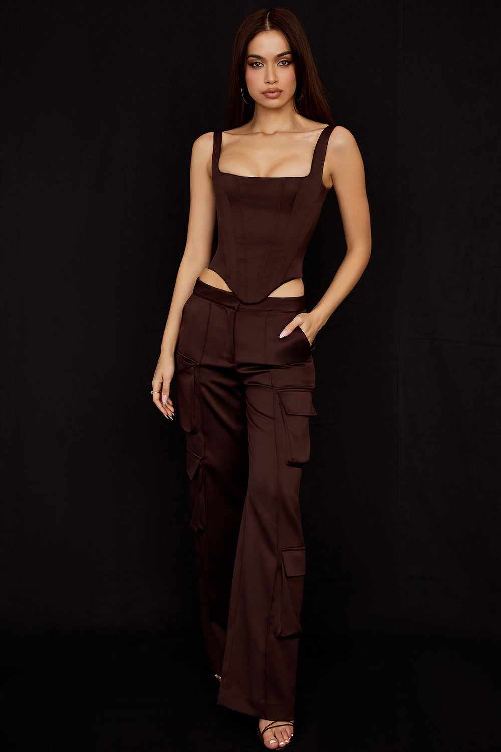 Corset long en satin chocolat avec pantalon cargo