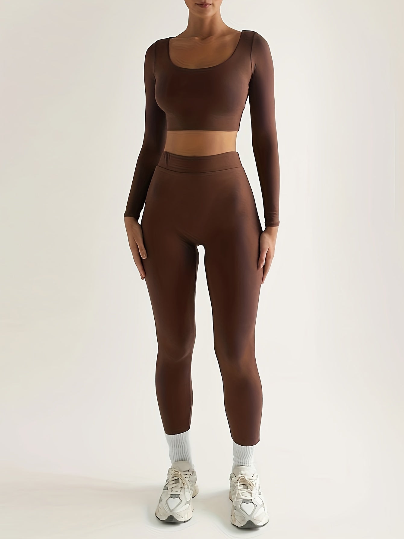 Ensemble de sport composé d'un crop top à manches longues et d'un pantalon skinny taille haute