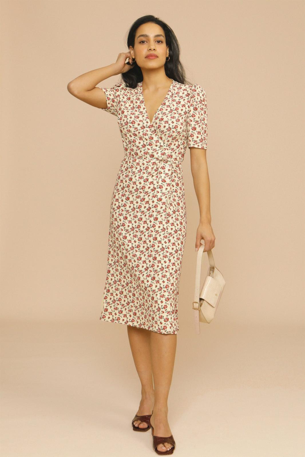 Robe mi-longue fleurie à col en V et manches bouffantes