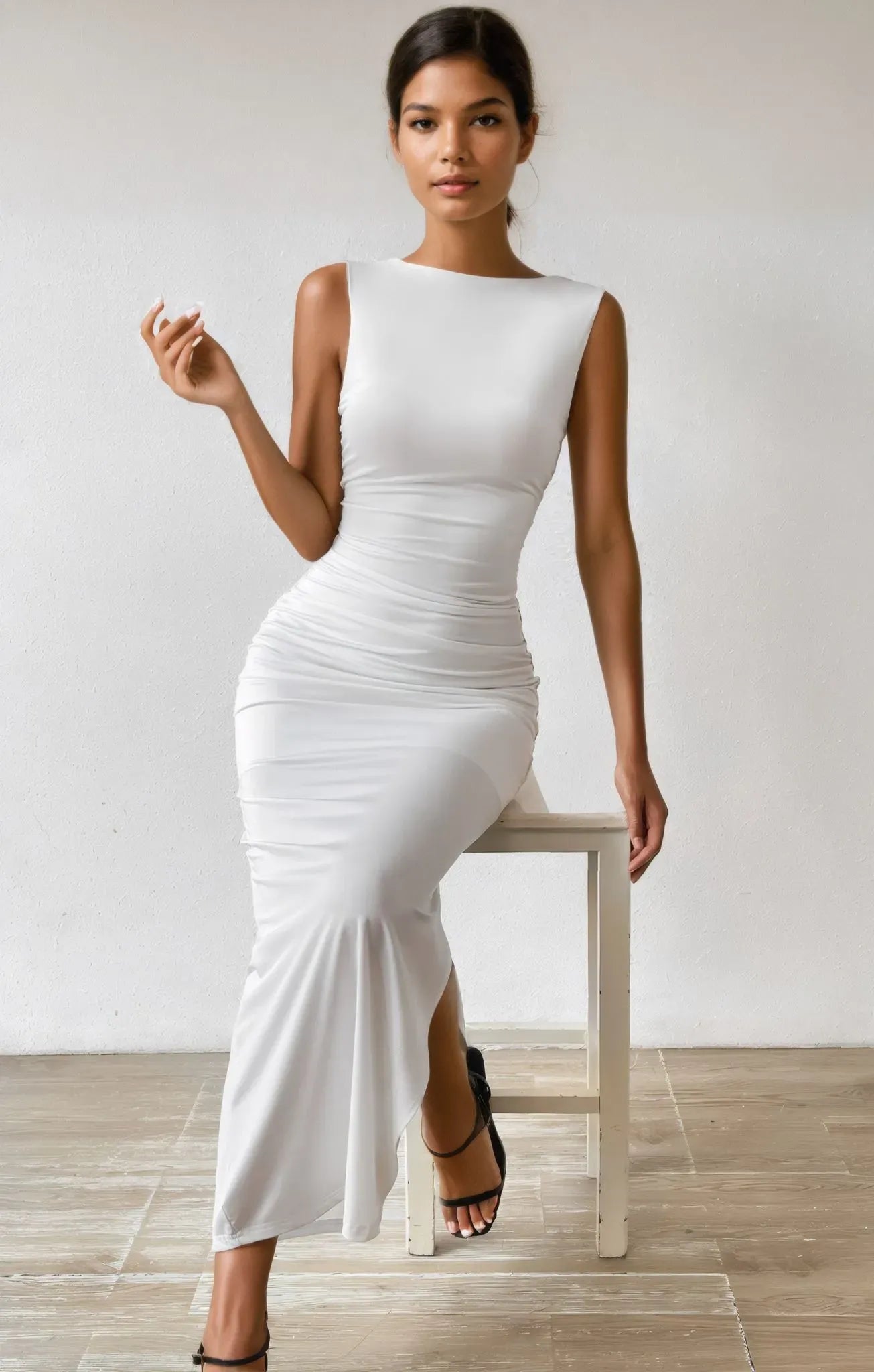 Robe longue fendue sur le côté en blanc