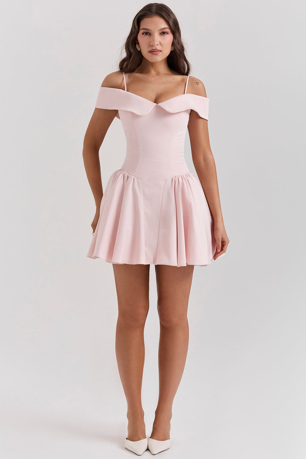 Mini-robe à épaules dénudées