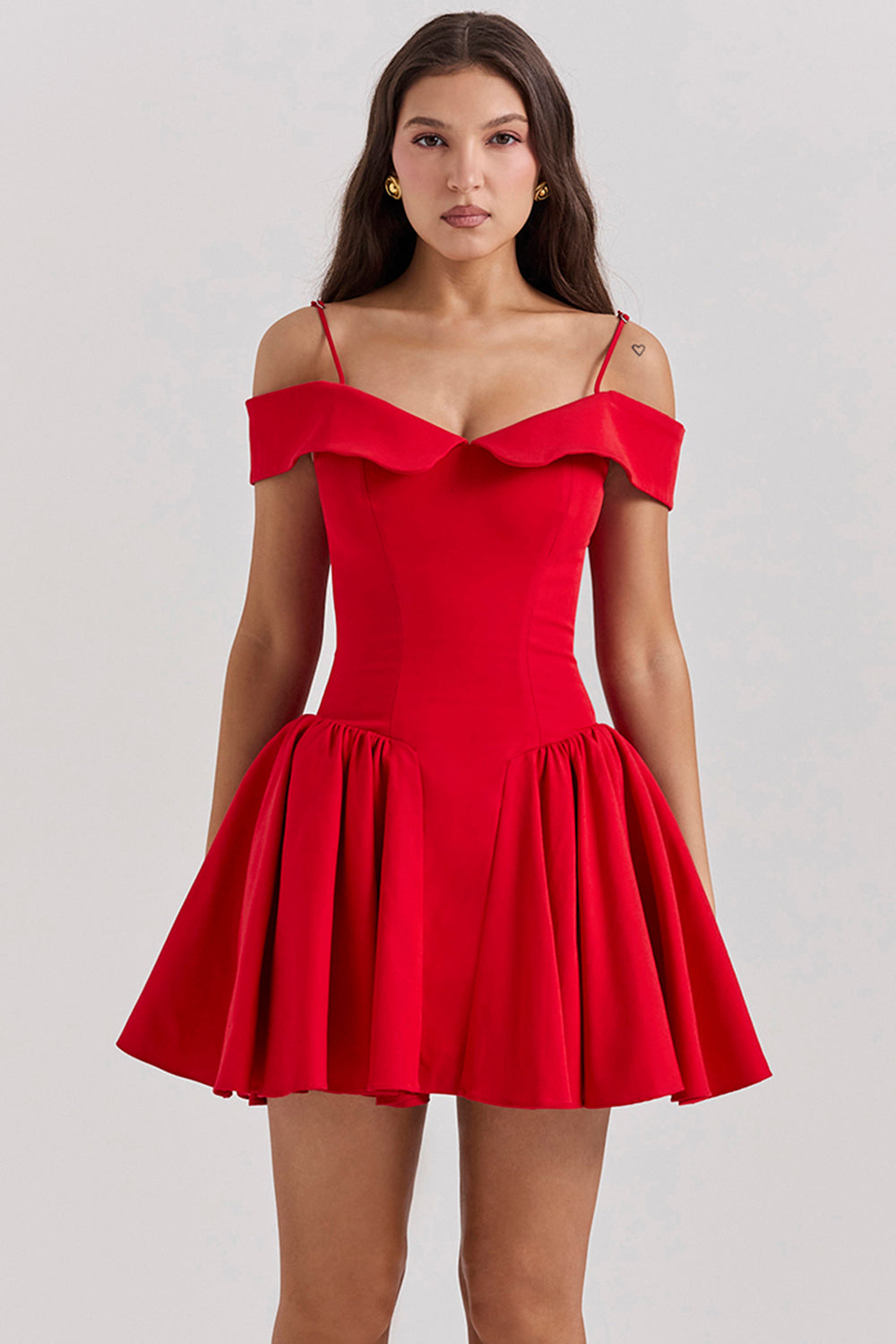 Mini-robe à épaules dénudées