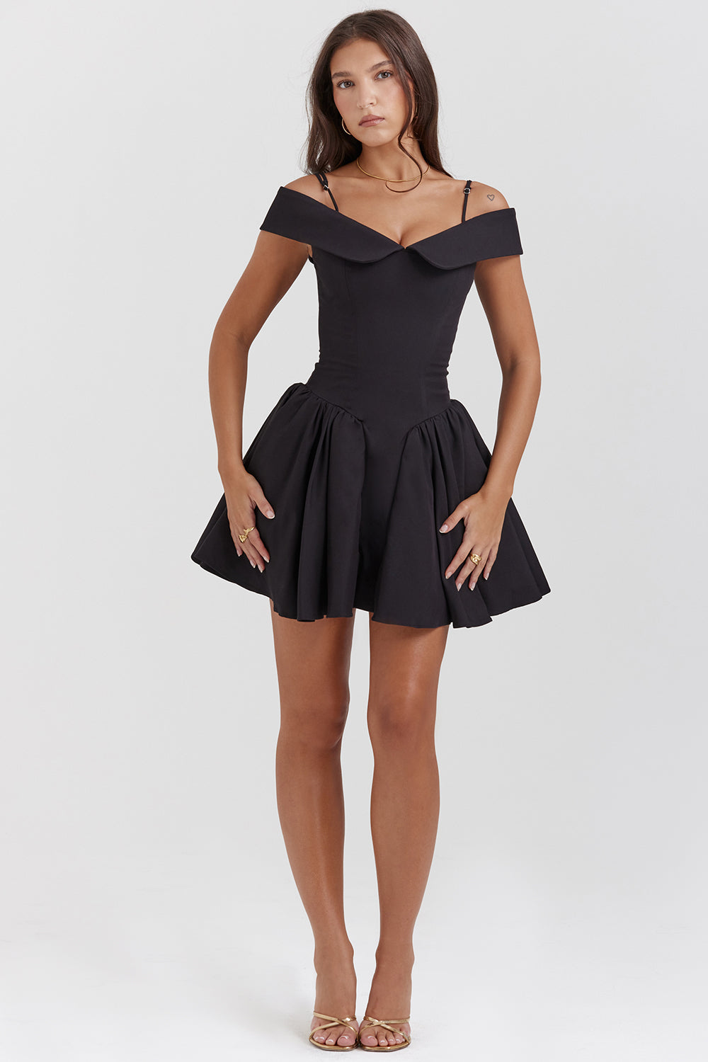 Mini-robe à épaules dénudées