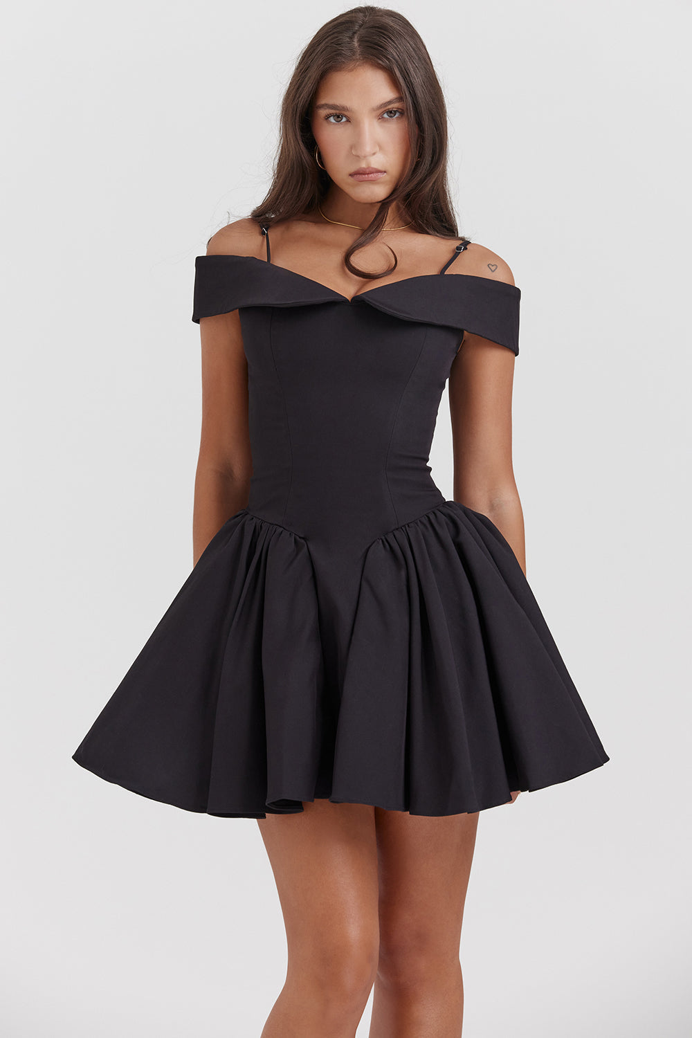 Mini-robe à épaules dénudées