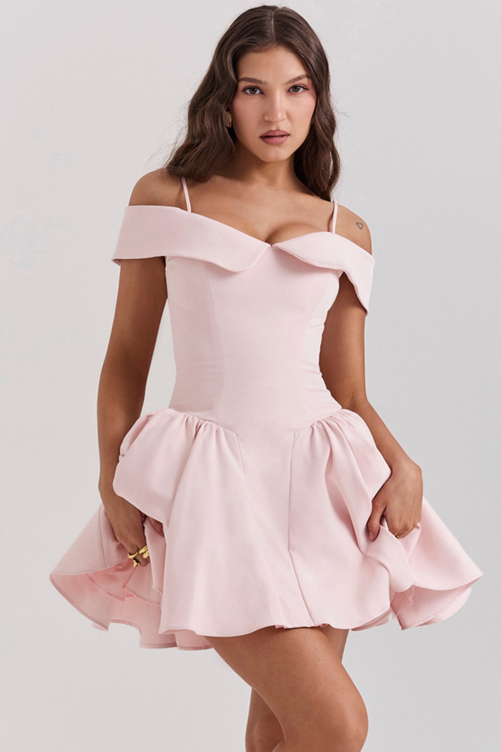 Mini-robe à épaules dénudées