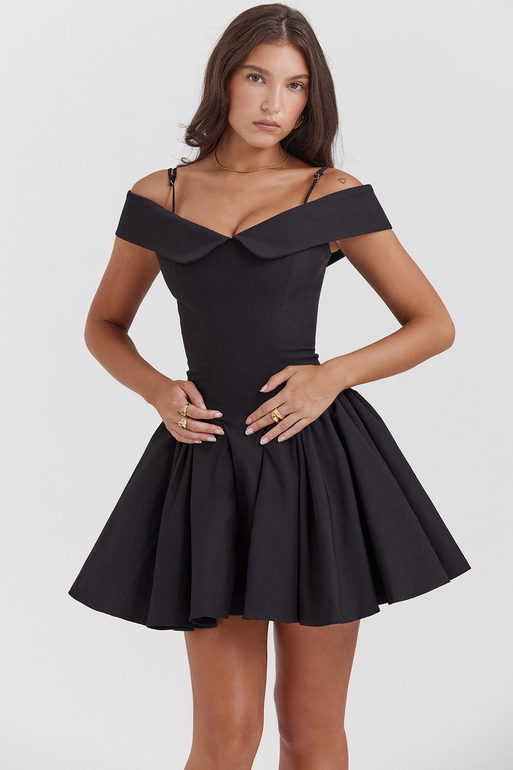 Mini-robe à épaules dénudées