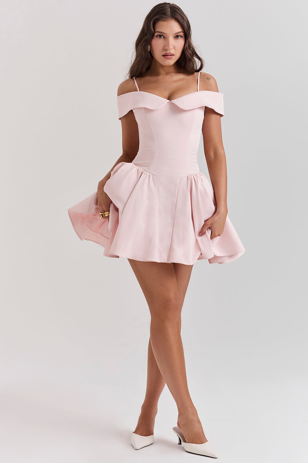 Mini-robe à épaules dénudées