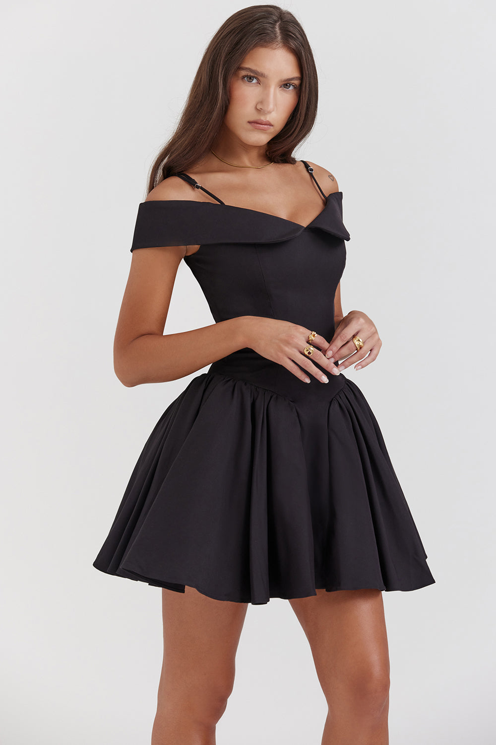Mini-robe à épaules dénudées