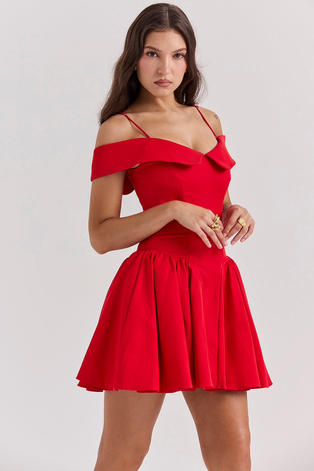Mini-robe à épaules dénudées