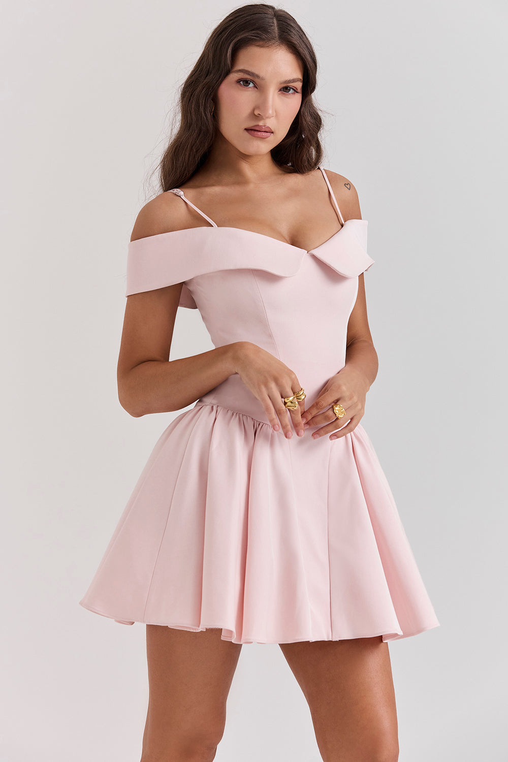 Mini-robe à épaules dénudées
