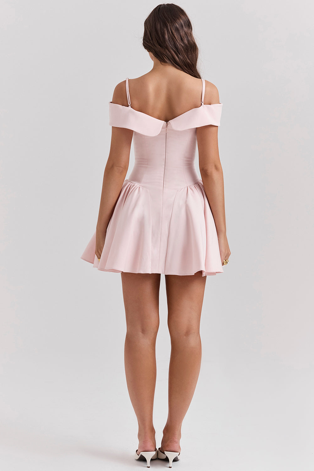 Mini-robe à épaules dénudées
