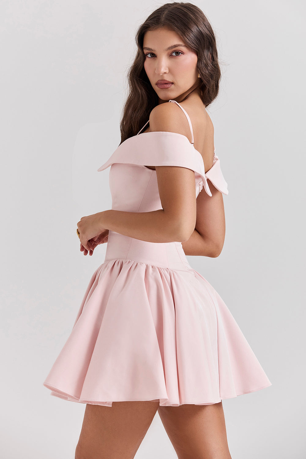 Mini-robe à épaules dénudées