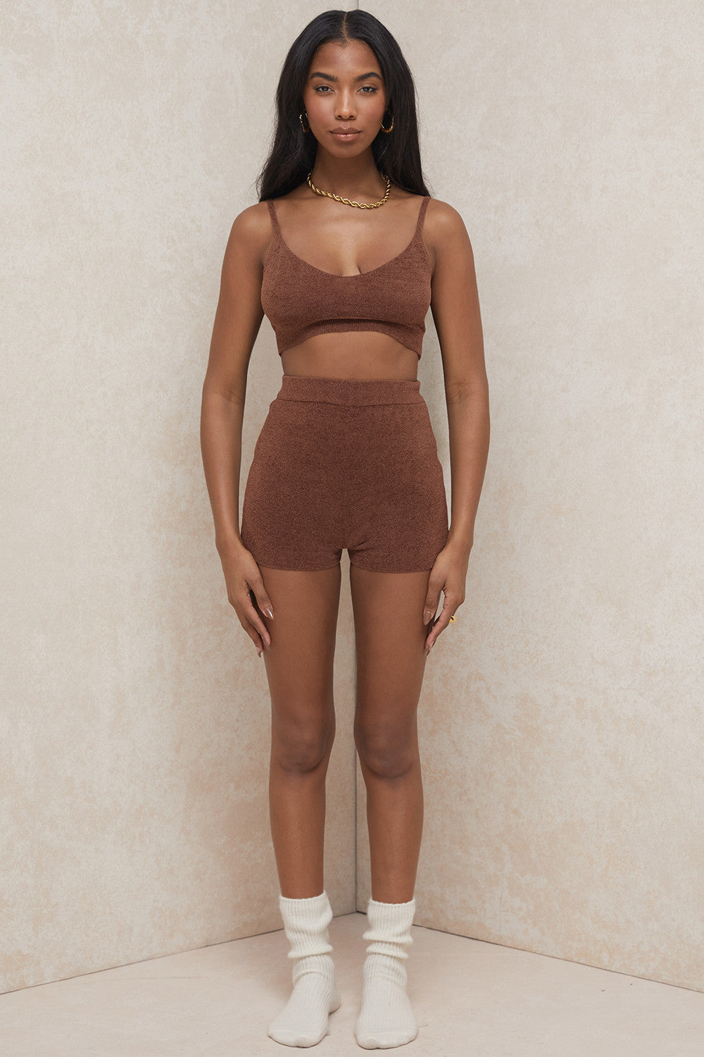 Top court en tricot moelleux chocolat avec short taille haute