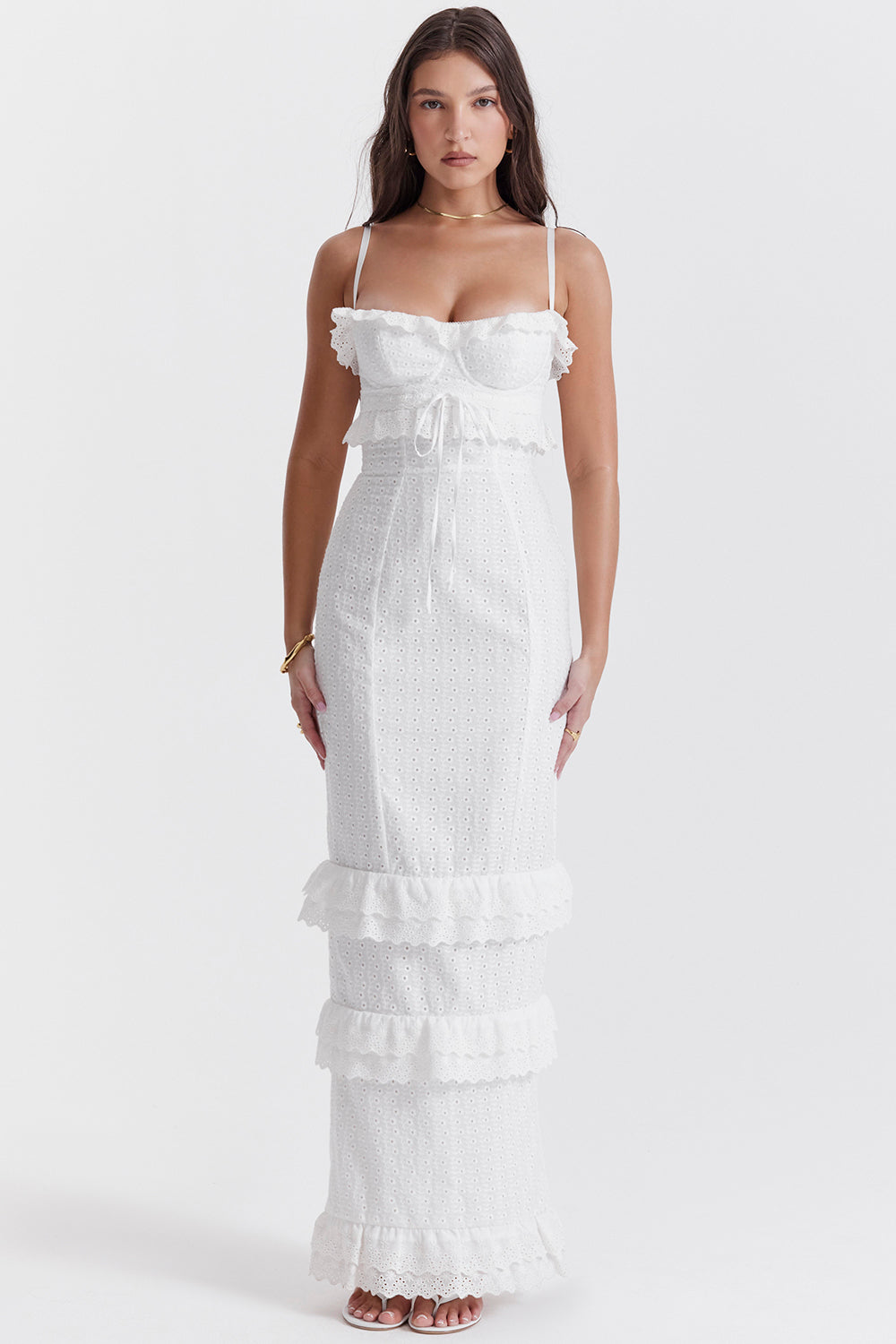 Robe longue blanche en broderie anglaise